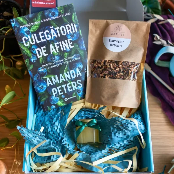 Imagine cu cutia cadou Culegatorii de afine